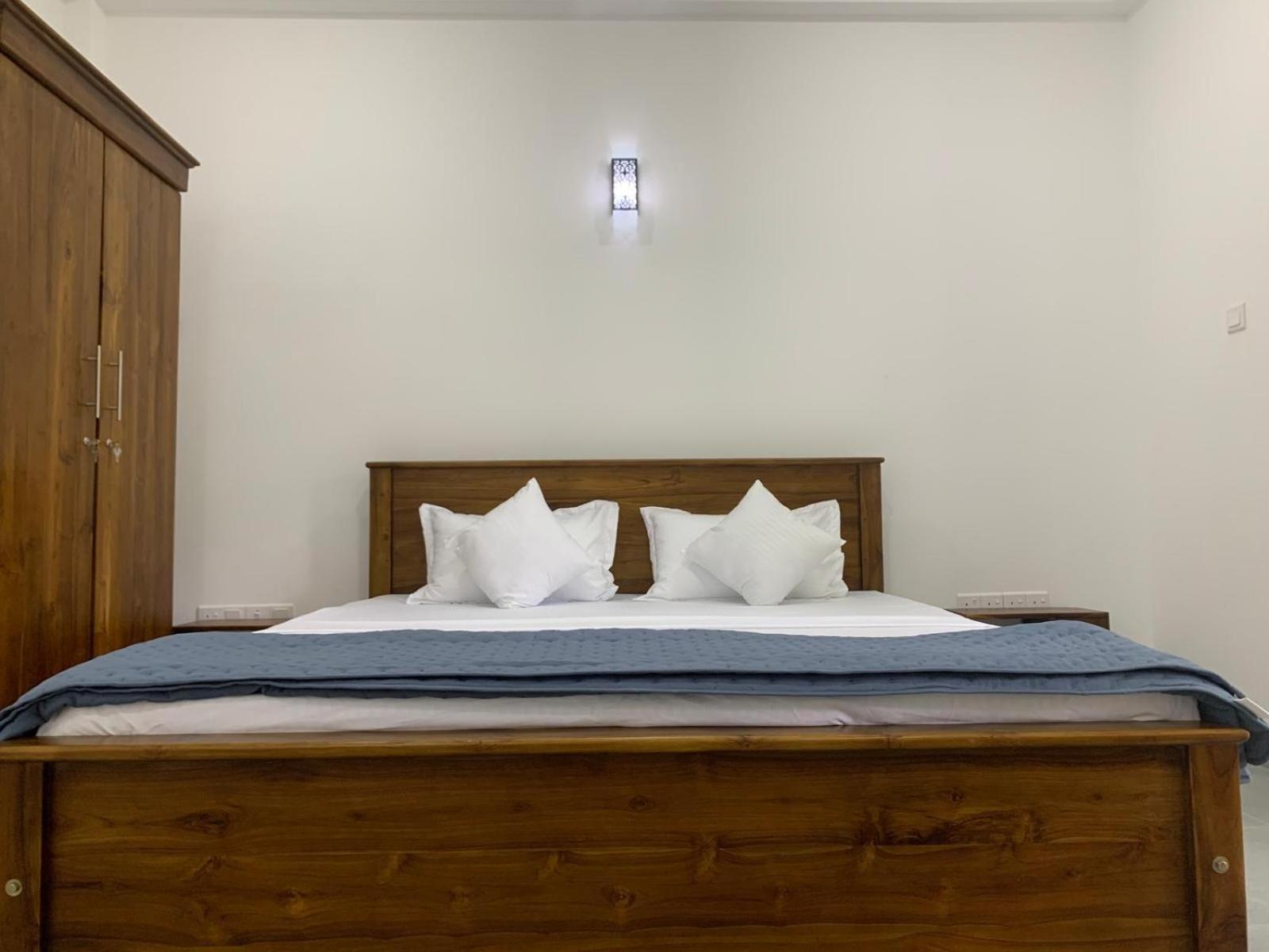 Sebastian Transit Villa With Free Shuttle Service To Airport Kotugoda Exterior foto